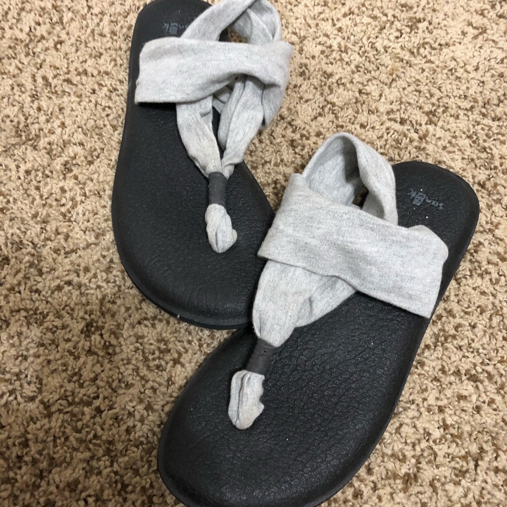 Sanuk cloth strap sandals size 9
